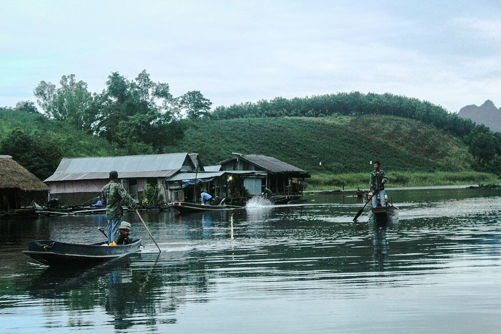  [center]ขบวนเรือแว้นมากันแล้ว [/center]