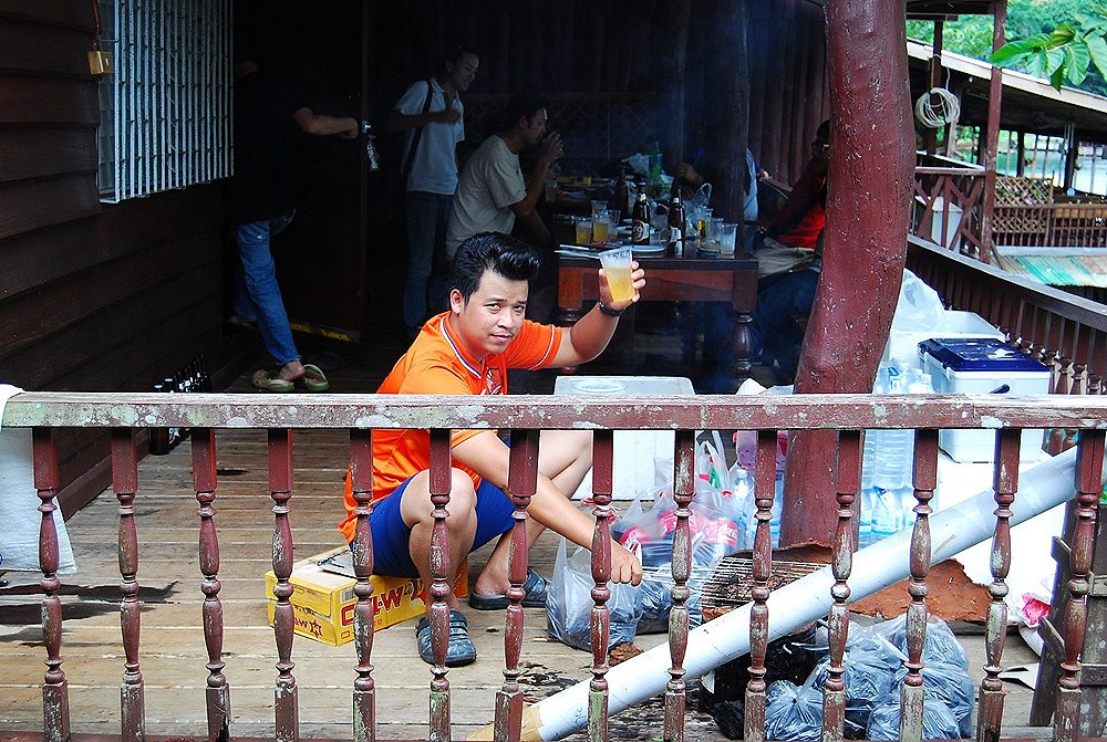 พ่อครัวน้ายุทธ(หมูย่างดูเกรียมๆนะครับ) :laughing: :laughing: :laughing: