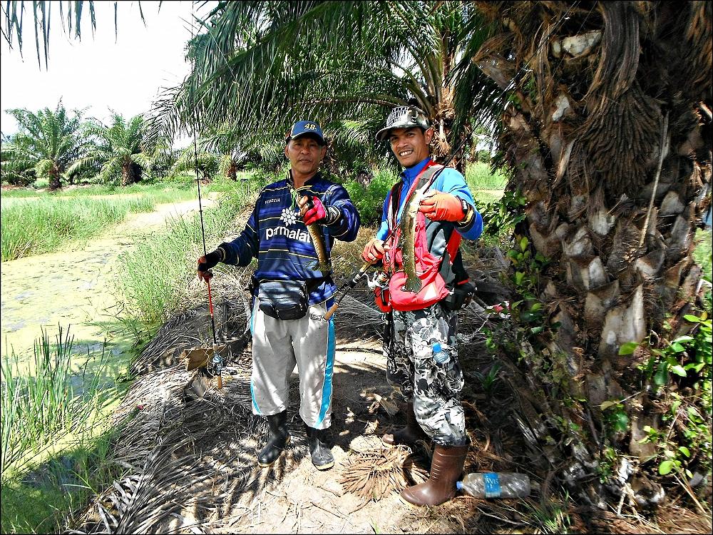 กลับมายืนตีคู่กันกัดพร้อมกันอีก :cool: 