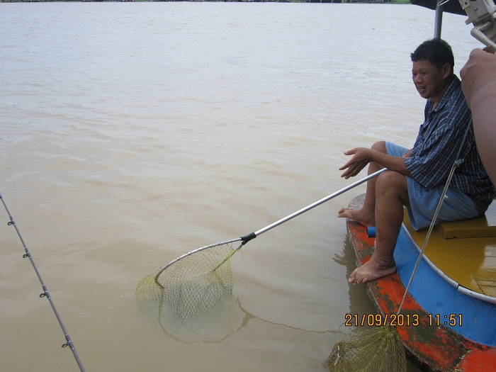 น้าภาส ปั้นสิบ(เจ้าแรกของเกาะเกร็ดครับอร่อยที่สุดในโลก...555...)รับหน้าที่เป็นมือสวิงจำเป็นครับ...ร่