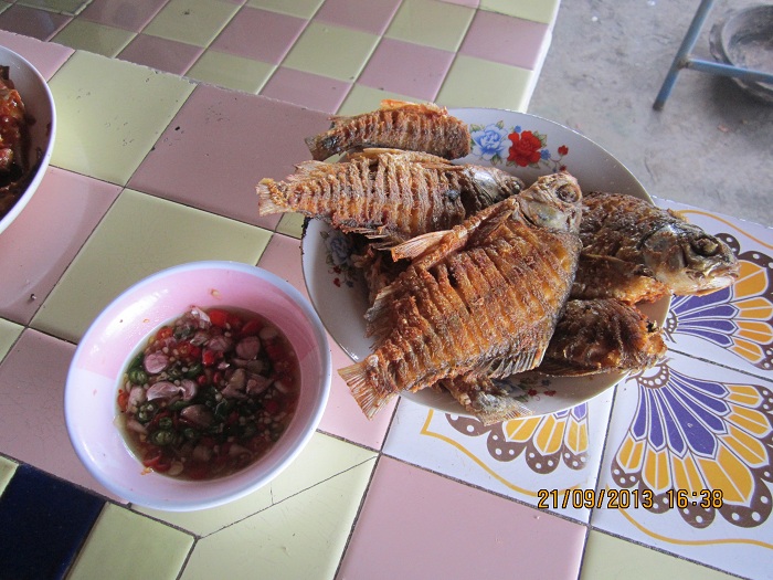 ปลาทอด+น้ำจิ้มพริกมะนาว... :cheer: :cheer: :cheer: :cheer: :cheer:...
