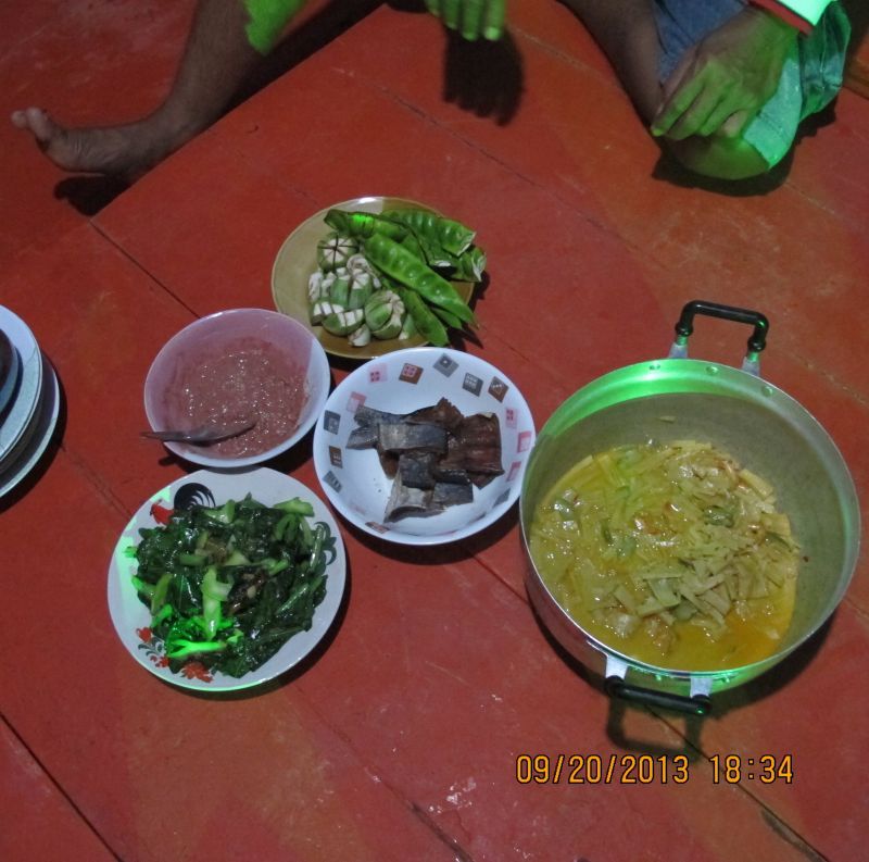 กับข้าวมื้อแรกในเรือกินแบบง่ายๆครับ :smile: :smile:
