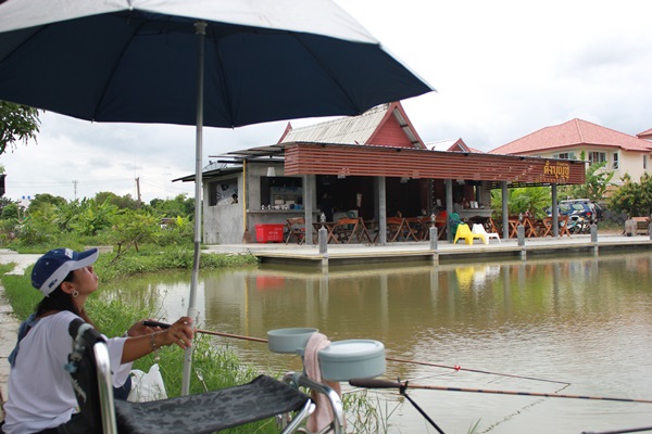 รีบสร้างบ้านให้ผบ. ส่วนผมก็กำลังสร้างให้ตัวเอง อ่อ ทางบ่อมีขนมปังขอบปั้น แล้วก็รำให้อย่างละถุงครับ (