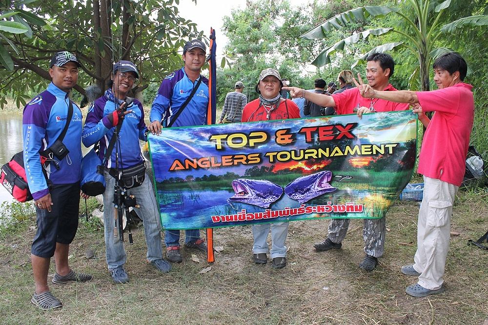 ทีม Mr.SHARK Fishing Gang ส่งมอบผ้าใบจัดงานให้แก่ทีม แมวดั้นด้น เพื่อเป็นประธานในการจัดงาน เชื่อมสัม
