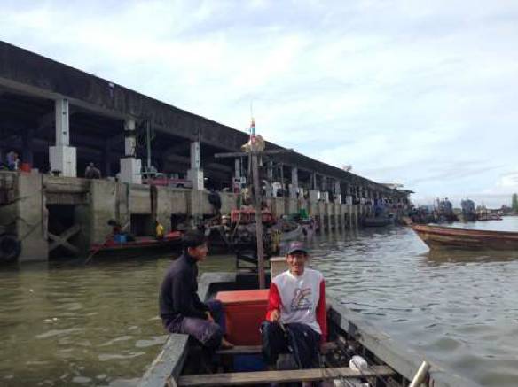 กลับทางเรือ มุ่งหน้าสูทะเลอันดามัน ชายแดนพม่า อย่างเป็นทางการ


   เดียวๆๆๆๆๆ พี่ๆๆๆๆ  ลืมบุหรี่ 