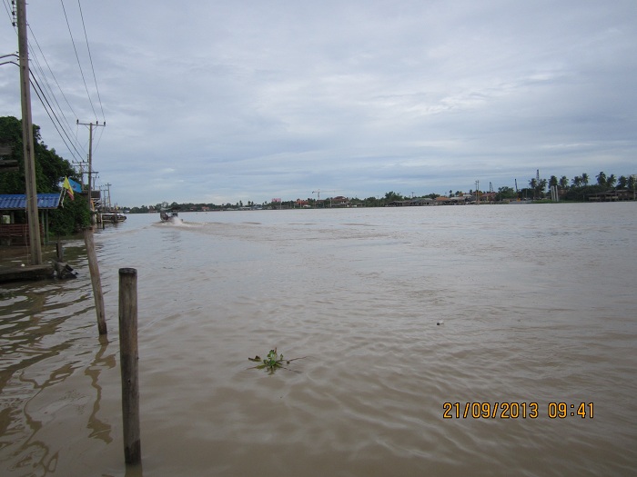 สุดท้ายของทริปต้องขอลาน้ากันด้วยภาพนี้นะครับบรรยากาศสายน้ำเจ้าพระยาหน้าน้ำหลาก ท้องฟ้าในวันเมฆครึ่ม 