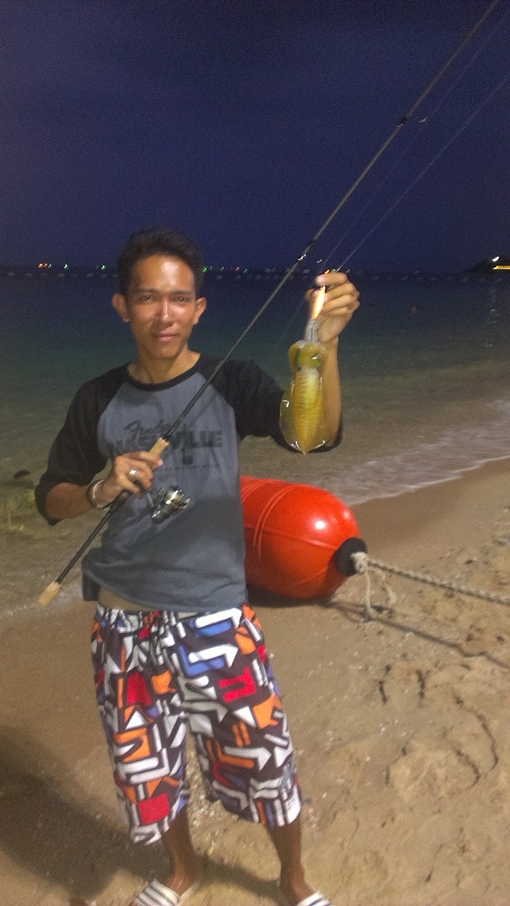 กลับมาถึงฝั่งพัทยา ก็ยังไม่วายครับ แอบไปตกชายหาดซักหน่อย ได้ไซด์นี้มา 2 ตัว สักพัก ฝนตก กลับบ้านเลย 