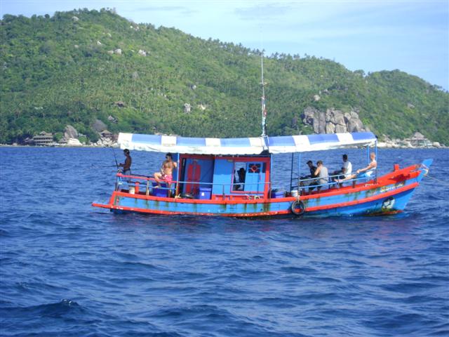 พอดีเรือพักพวกพาฝรั่งมาตกปลาครับ :blush: :cheer: :cheer: