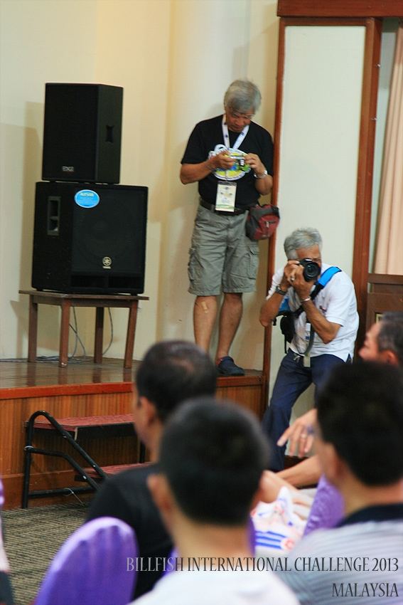 ผู้สื่อข่าวของเรา ต้องรีบเก็บภาพบรรยากาศการแถลงกติกา มารยาท เพื่อเป็นข้อมูลเขียนต้นฉบับเป็นการด่วนเล