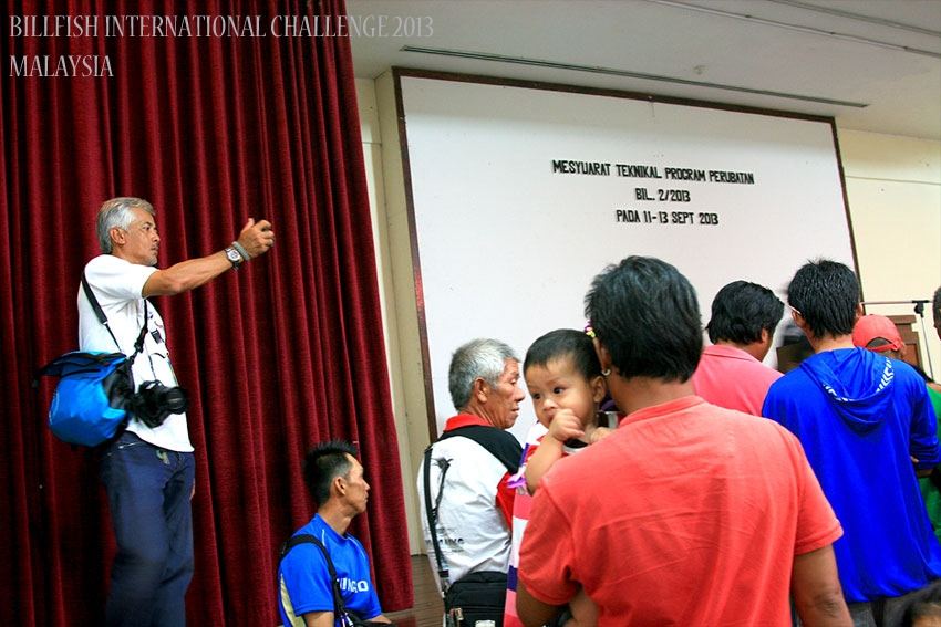 ผู้สื่อข่าวของเรายังขมักเขม้นเก็บภาพแม้กระทั่งหลังจากการบรรยายสรุปกฏ กติกา มารยาท  :think:

Our me