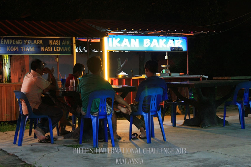 ร้านขายโรตีและชา ดูเหมือนจะเป็นร้านที่เป็นปรกติธรรมดาสำหรับที่นั่น แน่นอน ไม่มีเซเว่นฯ ไม่มีศูนย์การ