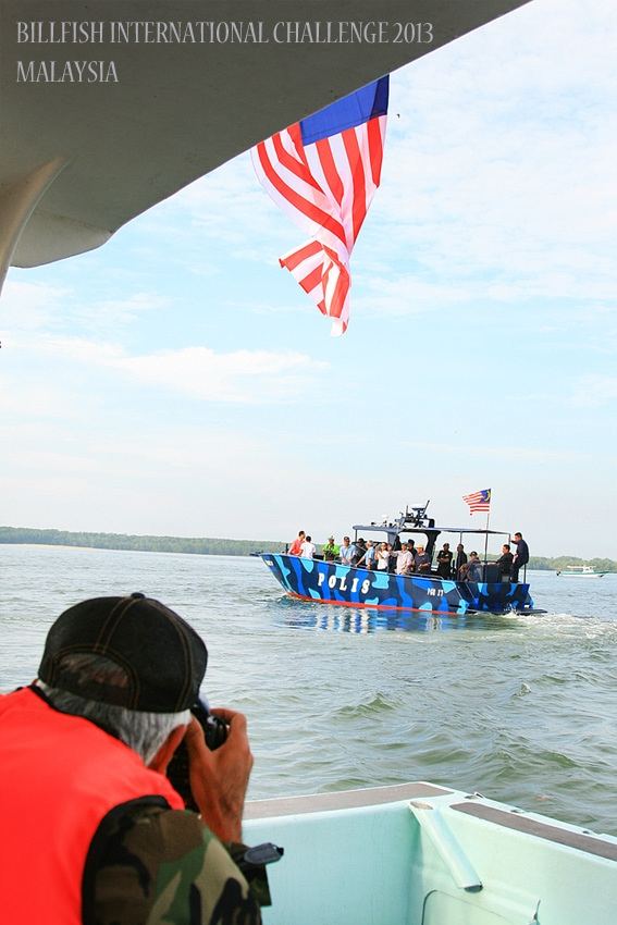 ตำรวจน้ำได้ร่วมตามขบวนมาติดตามสถานการณ์จนถึงปากแม่น้ำ  :talk:

Marine police has escorted the troo