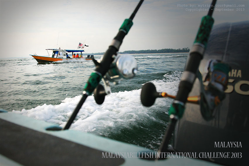 แต่ในจังหวะที่เหินคลื่น ก็ต้องหาที่เกาะไว้ให้ดีๆ หน่อยน่ะครับ :sad:

At the moment the boat jump o