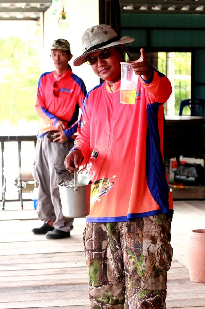 น้าจ๊ะของเรา ปฎิบัติหน้าที่ไม่ขาดตกบกพร่องเลย รินแจกให้ทุกคน เพื่อเพิ่มเติมความสุขมิให้ขาด..ครับ :ch