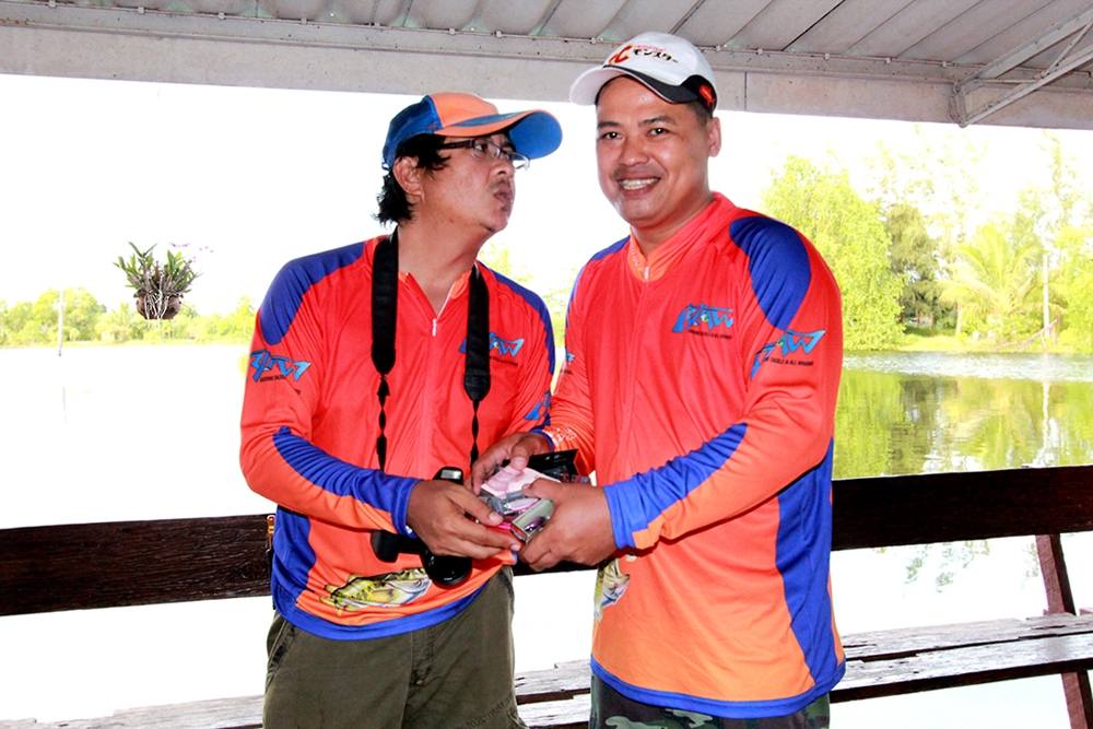 และนี่คือ...โฉมหน้าผู้ชนะในวันนี้ครับ..นั่นก็คือ พี่เสริฐ หัวหน้าทีม  RTAW  ของเรานี่เอง 555 งานนี้พ