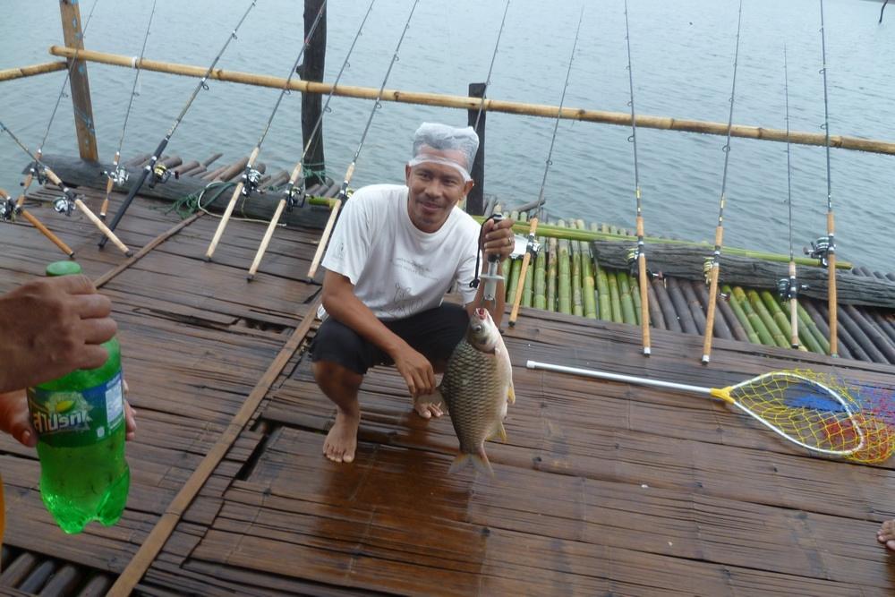 ตัวอื่นที่ได้ไม่ขอยืมแต่ตัวนี้ขอเหอะ หมวกกันฝนผมซื่อมาตั้งหลายร้อนนะครับจะบอกให้ เอ้าถ่ายให้หน่อยครั