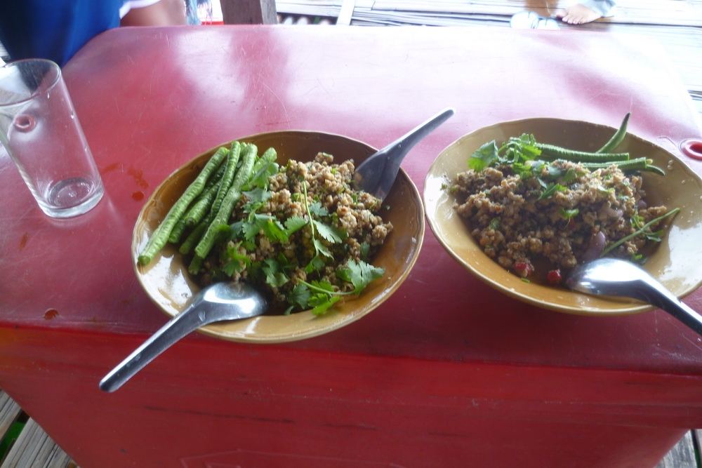 ได้เวลาของว่างแล้วครับ กับแกล้มอันแสนอร่อย ได้ตั้งสามจานเลยครับ คิดว่าจะไม่หมดผิดคาด ไม่ถึงชั่วโมงหม
