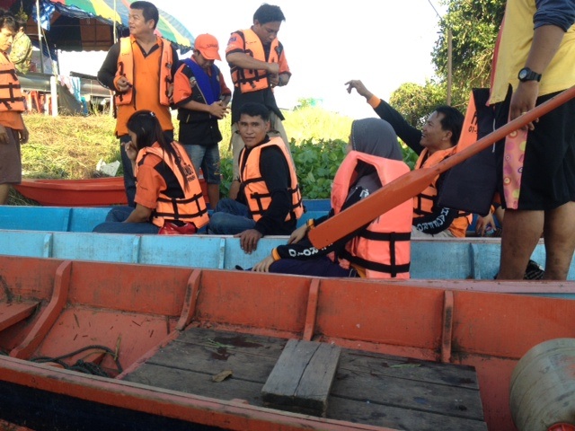 ลงเรือ กันเลย เอ้า เร็วๆ จะมืดซะก่อน