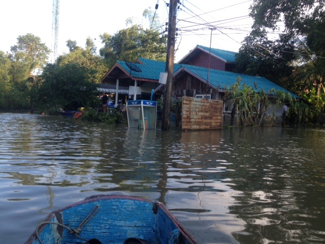 สังเกตตุ่โทรศัพท์คับ ชาวบ้านบอกน้ำพึ่งลดลง เกือบเมตรนะ
เมือวานสูงกว่านี้