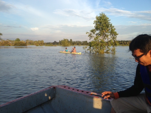 ชาวบ้านพายเรือ มารับของ ^.^