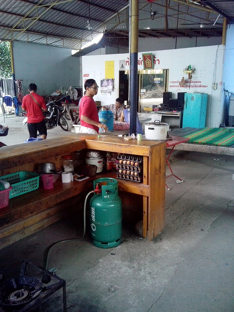 แวะร้านข้าวก่อนกลับบ้านครับ ลุงแอ๊ดไปซนแถวนั้นอีกแล้ว  :laughing: :laughing: :laughing: