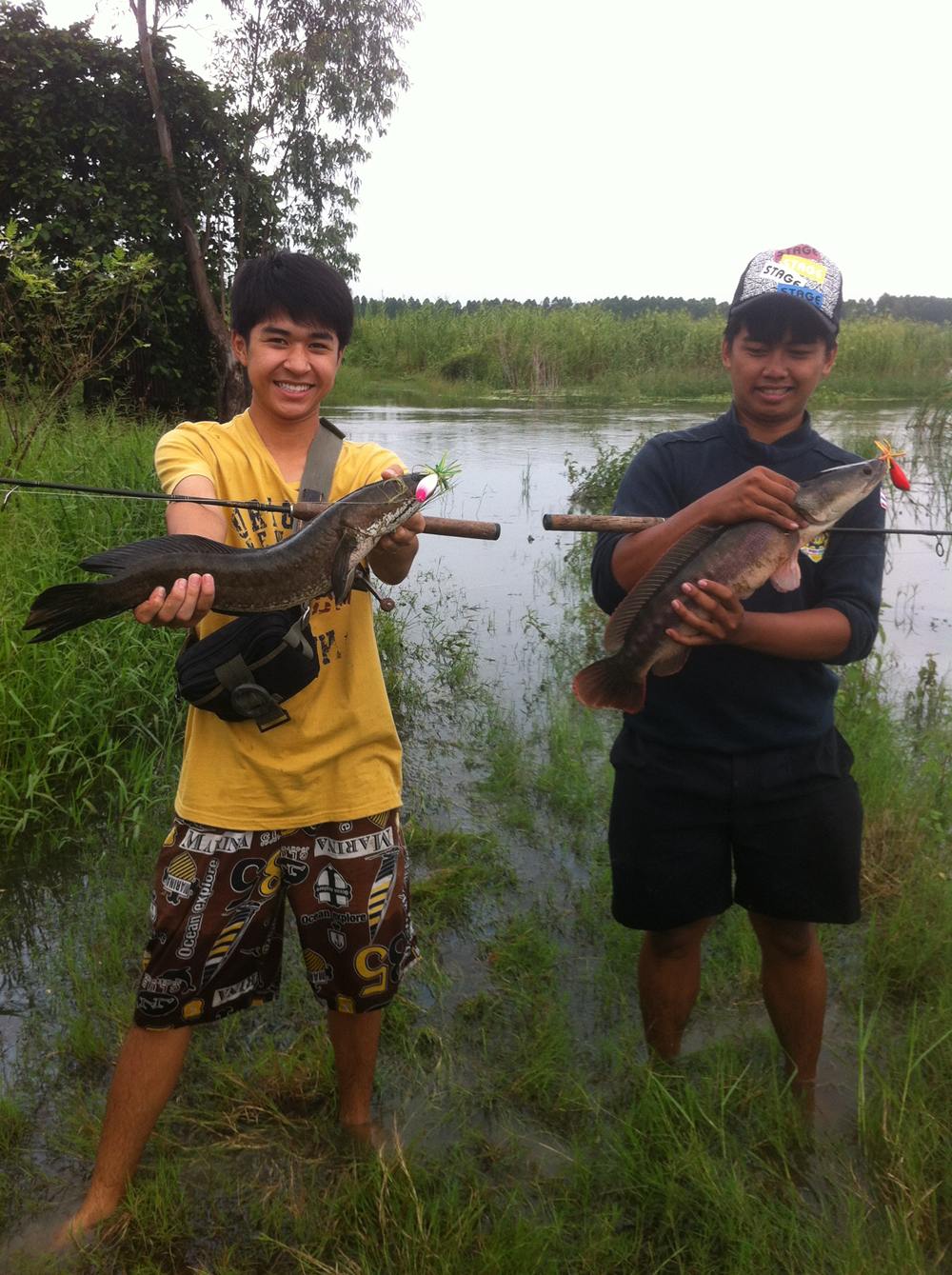 ถ่ายคู่กันอีกรูปย้ายไปตีข้างหน้าทางเข้าดีกว่า เย็นมากเเล้ว เดี๋ยวเดินออกไม่ทัน  :smile: :smile: :smi