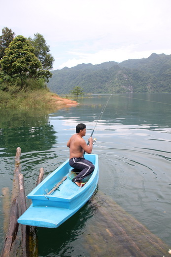 ตัวก็ใหญ่พุ่งก็ใหญ่เรือก็เล็ก