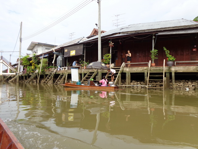 ก๋วยเตี๋ยวเรือกันไหมครับ ยังหาได้ที่ตลาดน้ำคลองอัมพวา ถูกอร่อยไม่เชื่อผม ก็มาลองเอาเองดิ 555 :grin: 