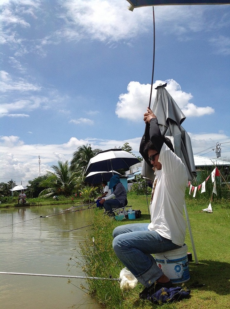 ติดร่มหุบมันซะเลยน้าใหม่บอก
ผนนึกในใจทำไมไม่โยนลงน้ำไปเลยละน้าจะได้มะติด :laughing: :laughing: :gri