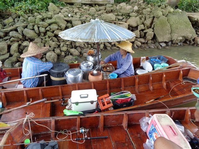 มาพักทาน ก๋วยจั๊บเรือ กันก่อนครับ จอดเรือกินที่ใต้สะพานนี้แหละ  :love: :love: :love: