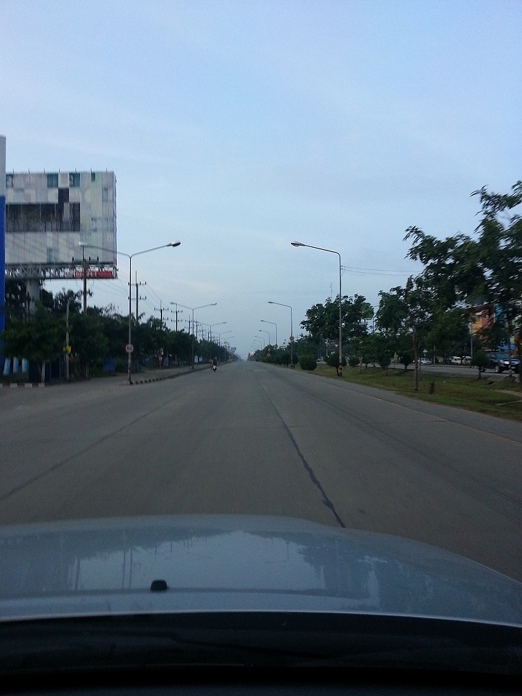 บรรยากาศ ของถนนมิตรภาพ ในยามเช้าครับ  ซึ่งเป็นถนนเชื่อมมิตรภาพ สมชื่อจริงๆ..อิอิอิอิ