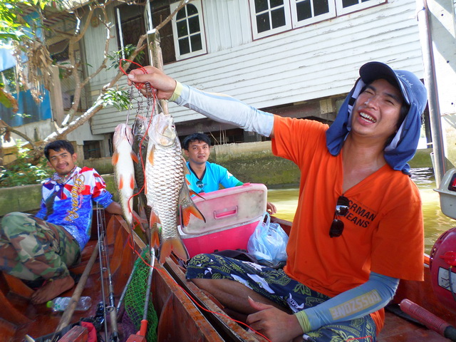 มีแกล้งทำเป็นหนัก  :laughing: :laughing: :laughing: