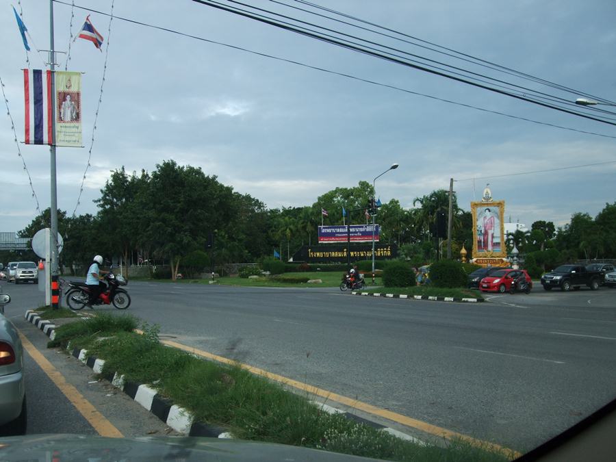 แวะซื้อของกินกันก่อนพอดีนัดกับเพื่อนทางพัทยาไว้ที่ตลาด กม .10