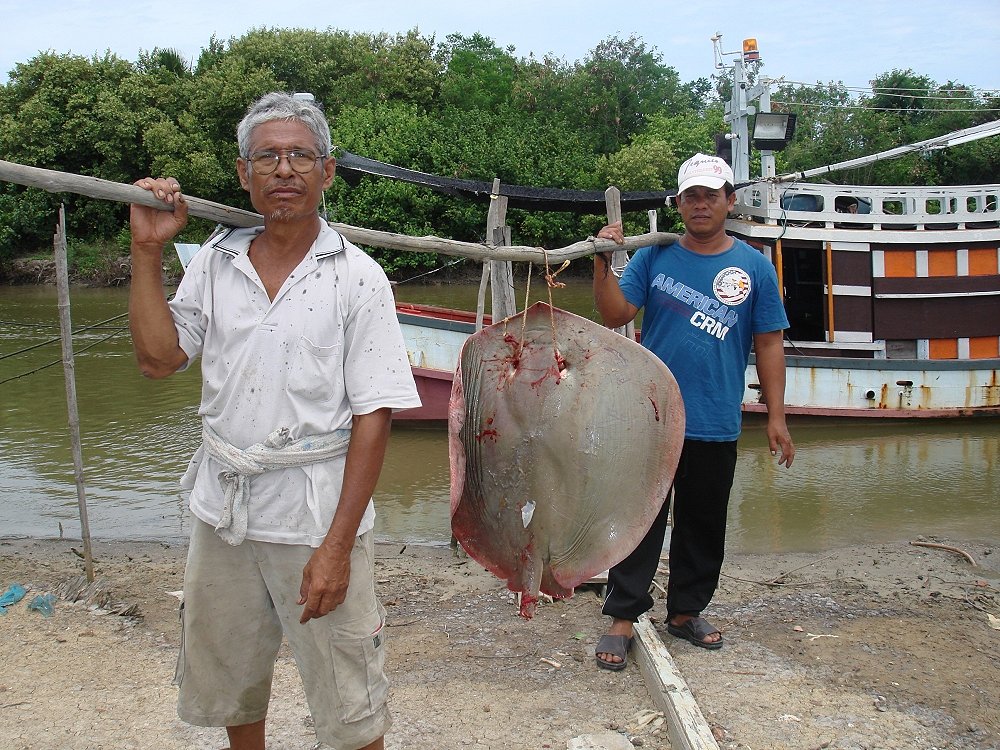 อาเสริฐ์ น้องพร ช่วนกันหามครับ555  :laughing:  :laughing: