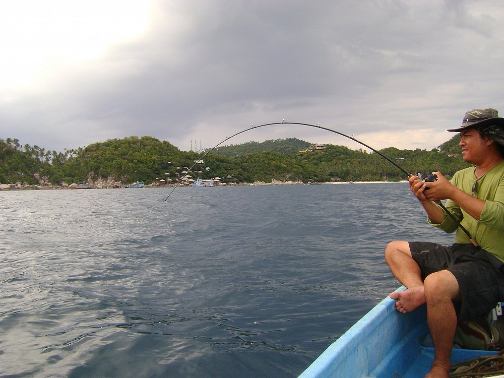 เรือเล็ก เจอบรรยากาศมาคุครับ.....ตอนเด็กๆชอบดูครับ......ตูนง่ะ :grin: :ohh: :cheer: