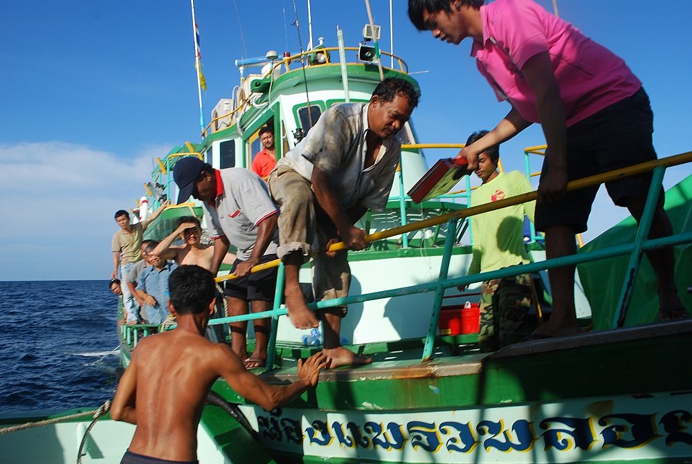 ตอนเช้าเรือของไต๋ดี มารับช่างกลับเขาบ้าน

[q][i]อ้างถึง: บังตั๊ก posted: 05-10-2556, 00:07:57[/i]
