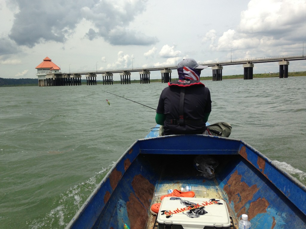 นั้งเรือผ่านทางนี้คับ จะไปหาที่หลบฝนน่ะคับ  :frown: :frown: :frown: :frown: :frown: :frown: