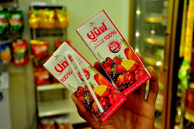 ได้ล่ะ 3  [b]ปกติไม่ดื่มน้ำผลไม้ครับ แต่พอดีแถมสแตมป์ตั้ง 9 ดวง (เอาใจแม่บ้าน)[/b] :grin: