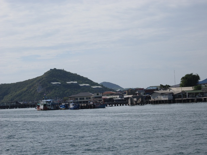 นี่ครับท่าเรือที่ช่องแสมสาร บรรยากาศดีมาก ทีมเราลงเรือประมาณ 4 โมงเย็น สมาชิกมีใครบ้างลองติดตามดูนะค