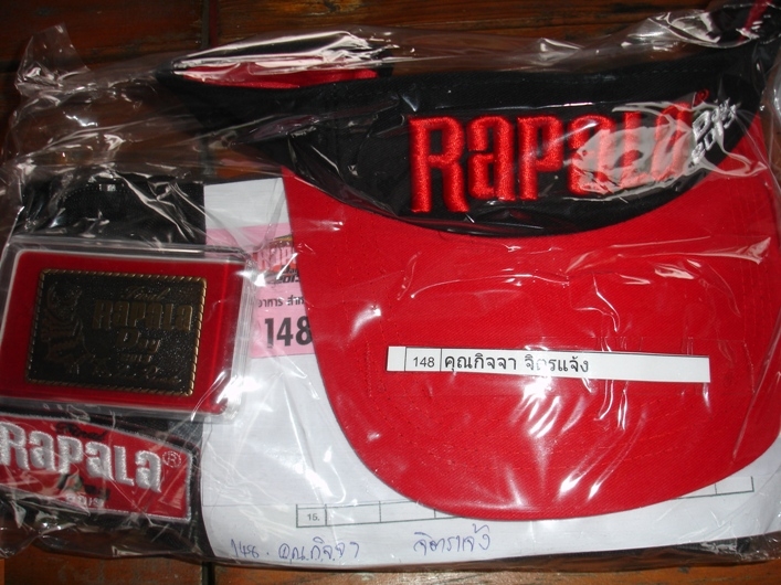 ของแจกผู้เข้าแข่งขัน ดูแล้วเหมือนมาตกปลาฟรีๆ ครับ :cheer: