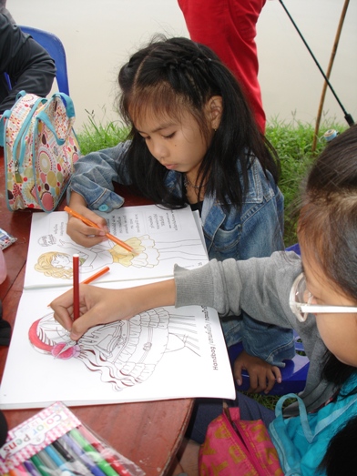 กำลังระบายสีกันเลยครับ :smile: