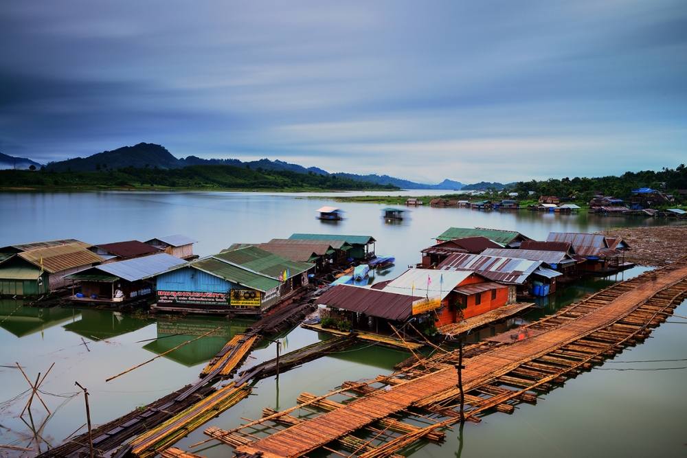 แม้ฝนจะตก สังขละก็ยังมีความน่าสนใจอยู่มิใช่น้อย ทั้งวิวทิวทัศน์และวิถีชีวิตผู้คน