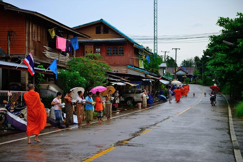 วิถีชีวีตของผู้ที่นั่นแม้ในวันฝนตก ก็ยังคงดำเนินต่อไปเหมือนเดิม