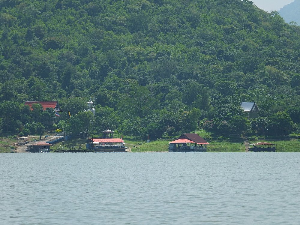 ขาลงคับผ่านโบสถ์เข้าที่พัก