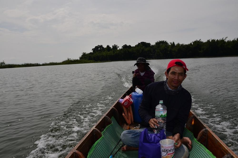 เช้าอีกวัน ผมลงเรือลำเดียวกับนายแบบหนุ่ม อีกแล้วครับท่านวันแรกอัดชะโดครอกไซด์เกือบ5ไปซ่ะ2ตัว :grin: 