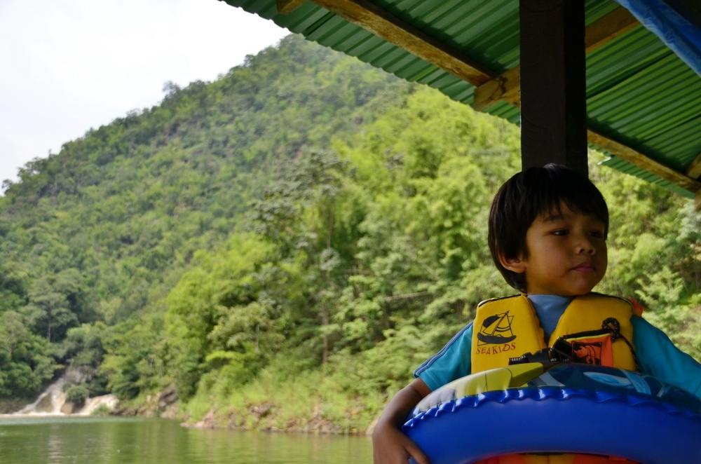 ลูกผมก็จะลงเล่นน้ำ ให้ได้ กลัวซ่ะที่ไหนน้ำในเขื่อน เครื่องป้องกันเพียบ ถ้าจะจมคงงมกันทัน  :grin: :gr
