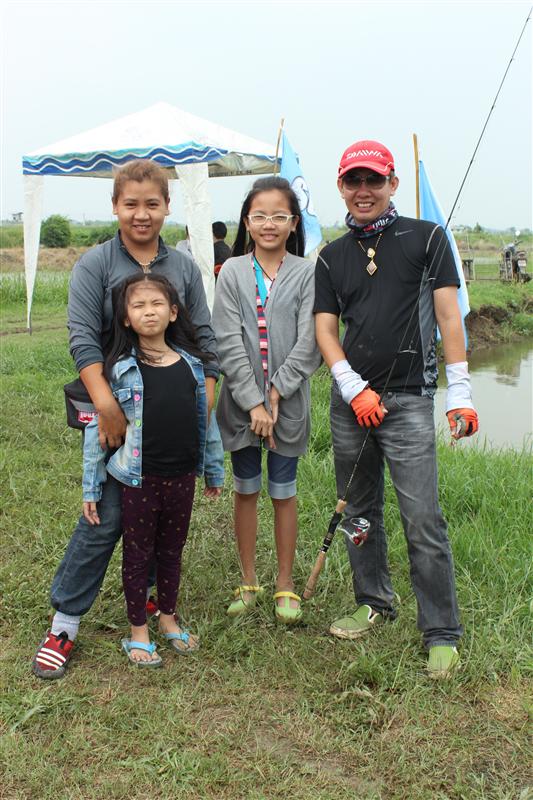 น้าตู่ ป้าตุ้ง และลูกสาว 2 คน :grin: :grin: :grin: