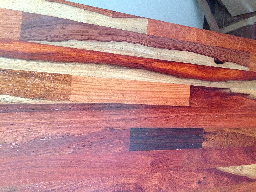 เรามาดูทอปโต๊ะ สีสันใช้ได้เลย สีเนื้อไม้เค้าเอง siamese wood นี่สุดยอดจริงๆ