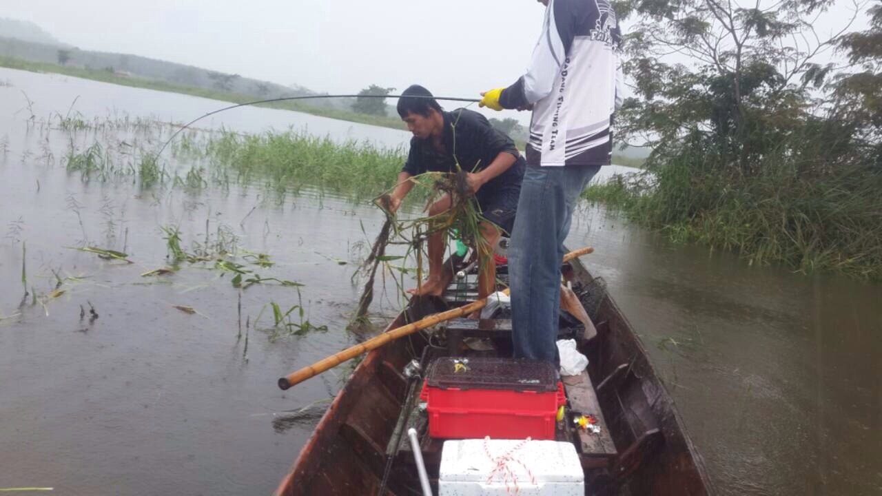  :ohh:ช่วงเช้ากัดหลุด และขาดกันหลายครั้ง ท่ามกลางสายฝนผมก็เจอสัปปีะหลาด วิ่งปรี๊ดเหมือนเบรคที่กดไว้ไ