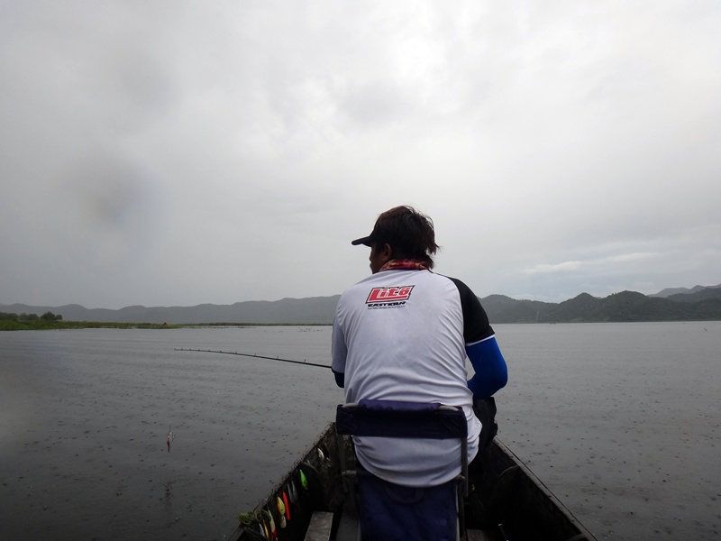 เลยตัดสินใจกลับไปยังหมายแรกที่ได้ตัวกันเลยดีกว่า ขับเรือฝ่าฝนข้างฝั่งไปเลย :laughing: :laughing: :la